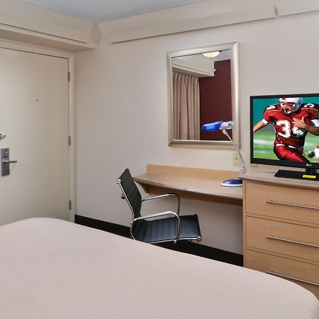 Super 8 By Wyndham Deerfield - Northbrook Otel Dış mekan fotoğraf