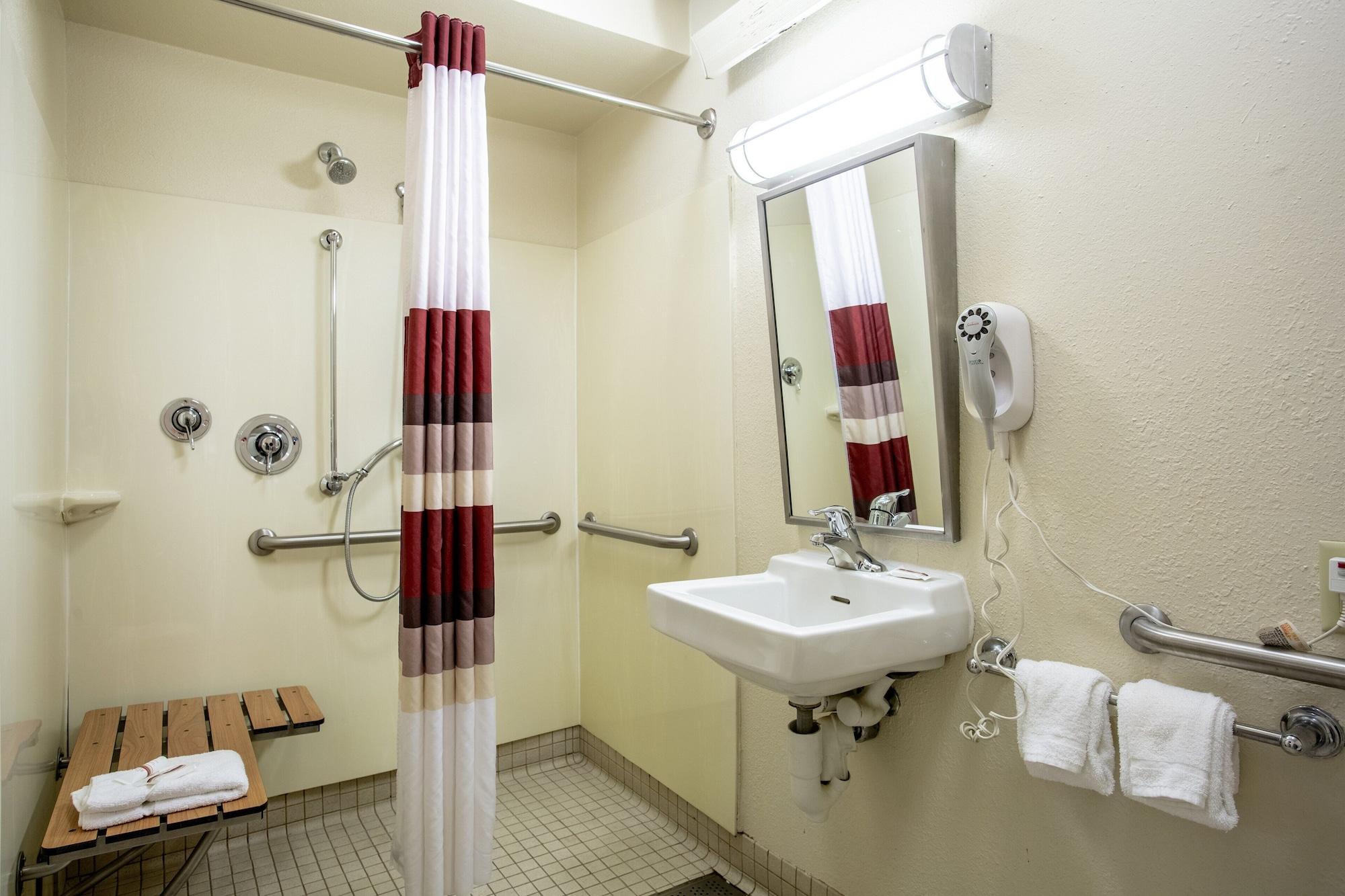 Super 8 By Wyndham Deerfield - Northbrook Otel Dış mekan fotoğraf