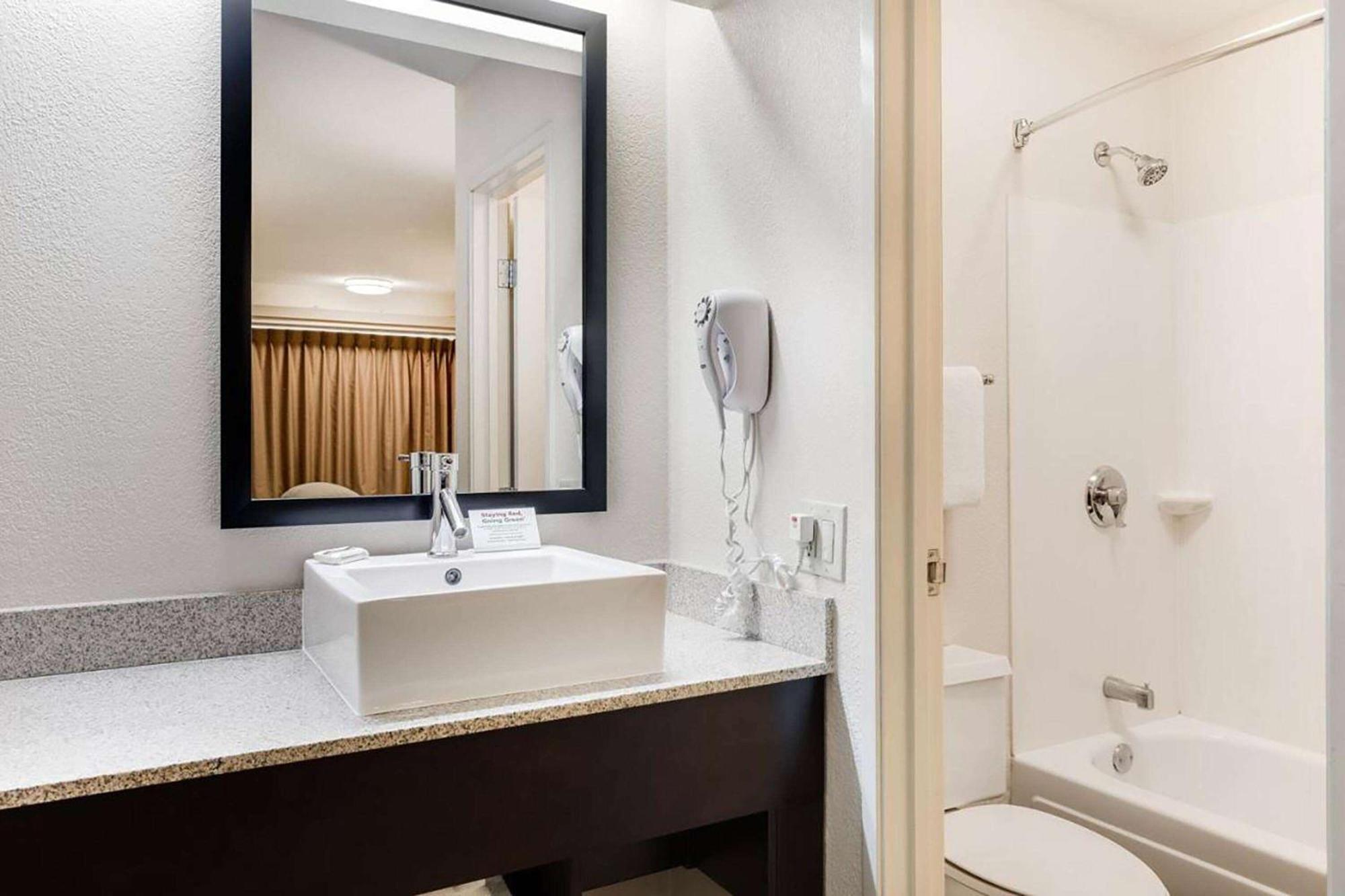 Super 8 By Wyndham Deerfield - Northbrook Otel Dış mekan fotoğraf