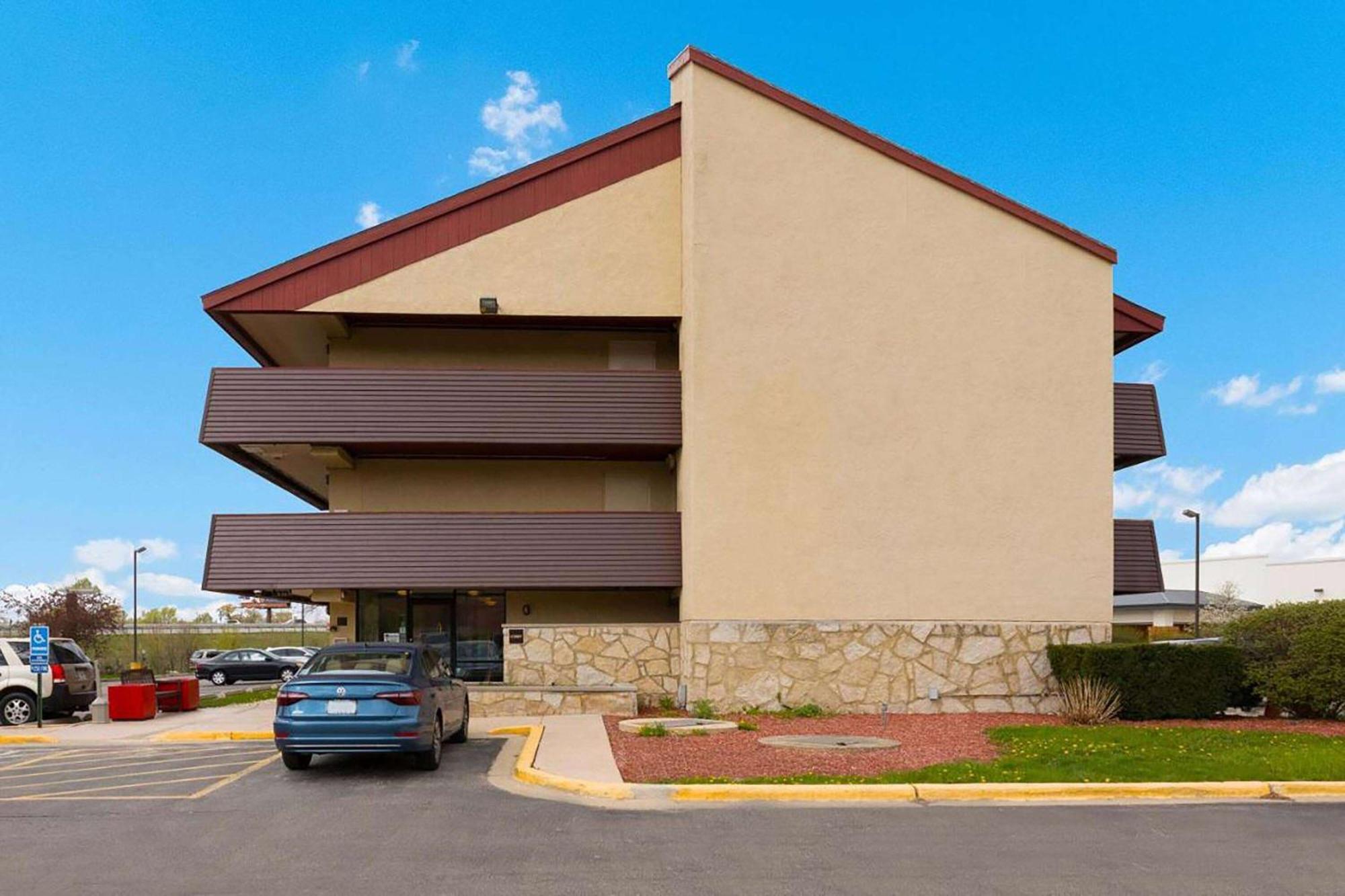 Super 8 By Wyndham Deerfield - Northbrook Otel Dış mekan fotoğraf