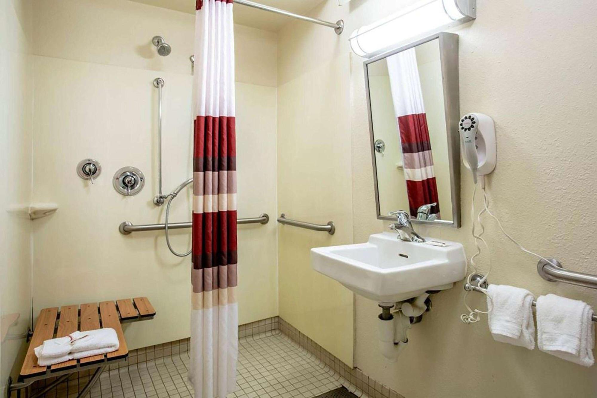 Super 8 By Wyndham Deerfield - Northbrook Otel Dış mekan fotoğraf