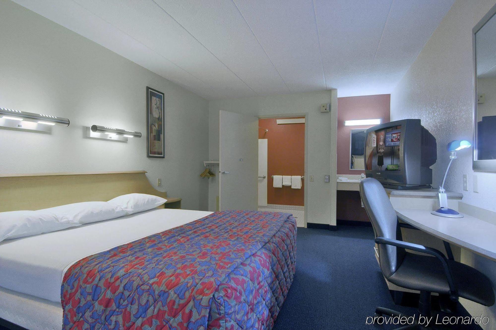 Super 8 By Wyndham Deerfield - Northbrook Otel Dış mekan fotoğraf